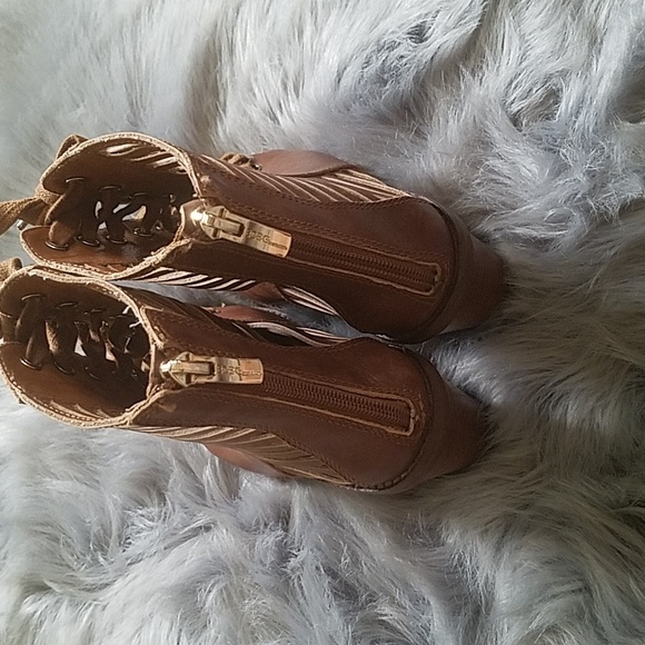 BCBG Shoe - Picture 4 of 6